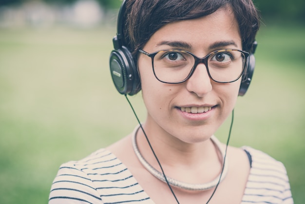 Photo young hipster woman listening to music