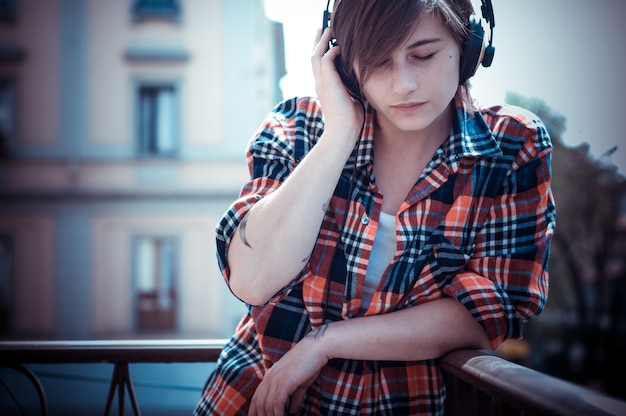 Photo young hipster woman listening to music