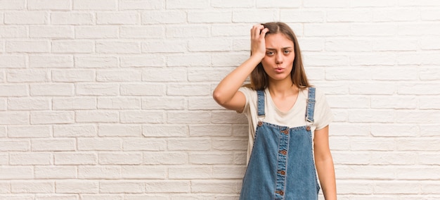 Donna giovane hipster stanca e molto assonnata