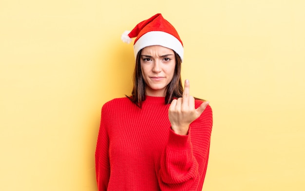 젊은 히스패닉계 여성은 화가 나고 짜증이 나고 반항적이고 공격적입니다. 크리스마스와 새해 개념