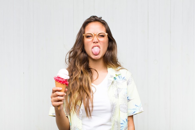 Photo young hispanic woman feeling disgusted and irritated