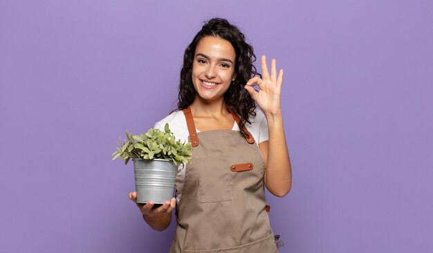 Giovane donna ispanica che si sente felice, rilassata e soddisfatta, mostrando l'approvazione con il gesto giusto, sorridendo