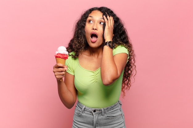 Photo young hispanic woman feeling happy