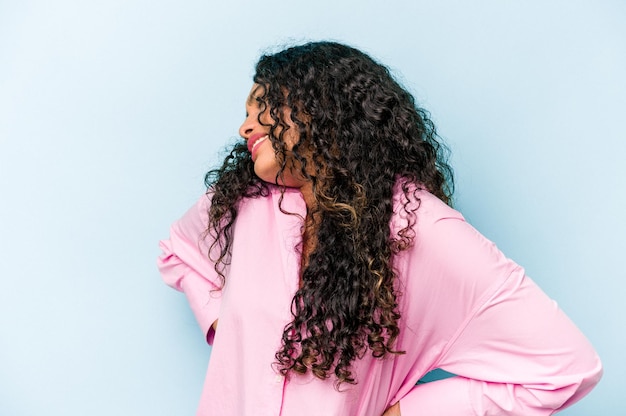 Photo young hispanic woman isolated on blue background suffering a back pain