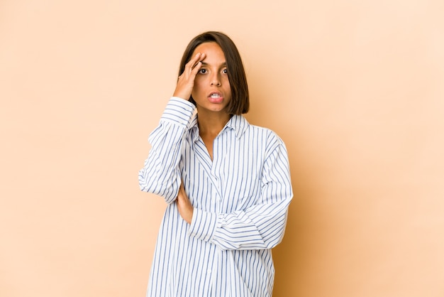 Photo young hispanic woman isolated looking far away keeping hand on forehead