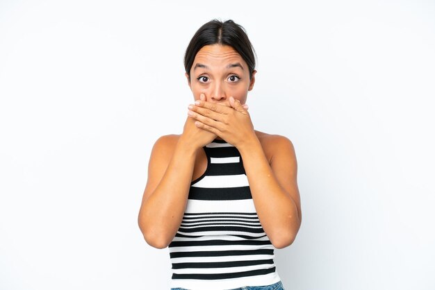 Photo young hispanic woman isolated on white background covering mouth with hands