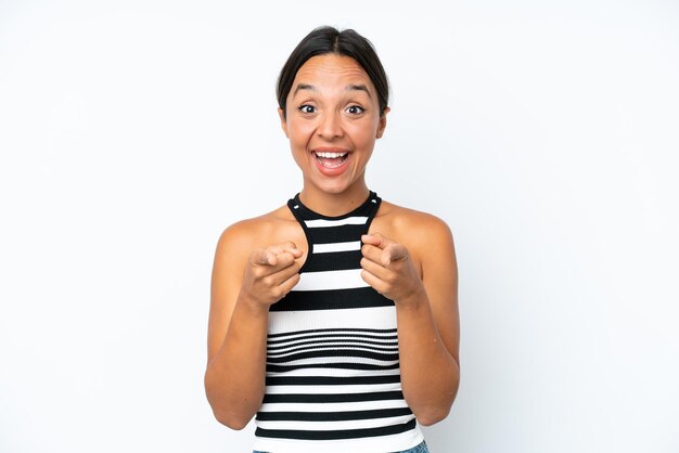 Photo young hispanic woman isolated on white background surprised and pointing front