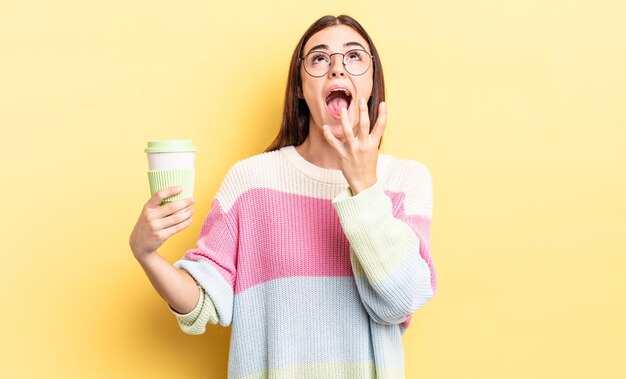 Giovane donna ispanica che sembra disperata, frustrata e stressata. portare via il concetto di caffè