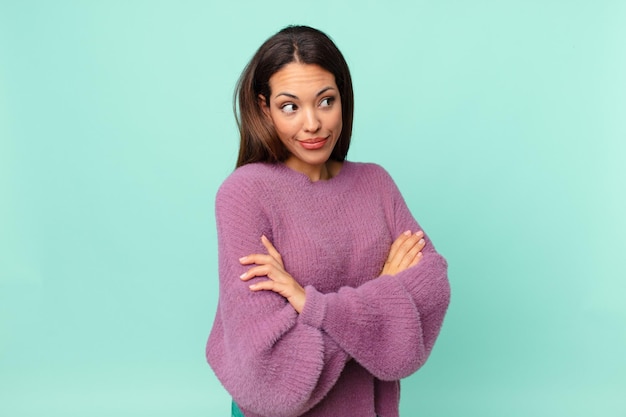 肩をすくめる、混乱し、不確かな感じの若いヒスパニック系女性