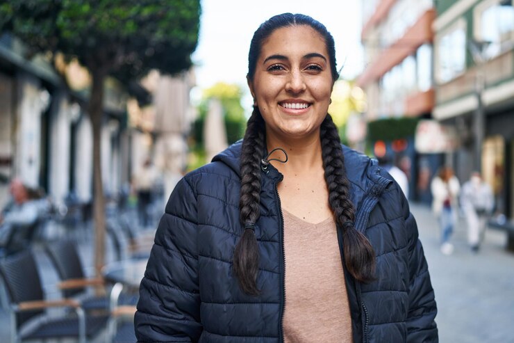Photo young hispanic woman smiling confident standing at street