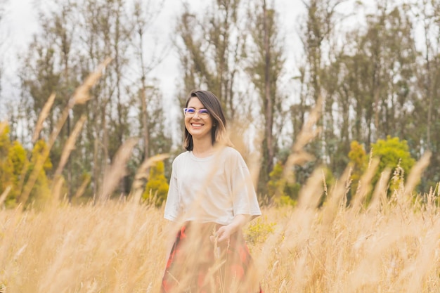 Giovane donna ispanica che cammina attraverso la natura godendosi il paesaggio