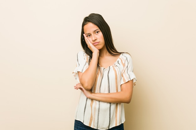 Photo young hispanic woman who is bored, fatigued and need a relax day.