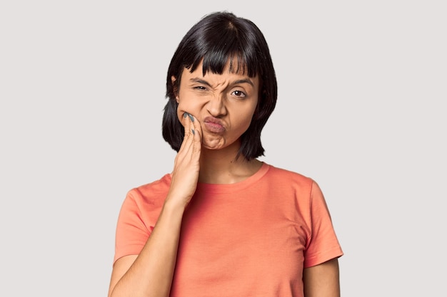 Photo young hispanic woman with short black hair in studio who is bored fatigued and need a relax day