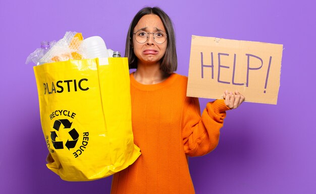 Photo young hispanis woman. recycle concept