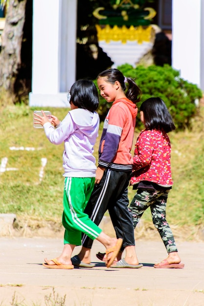 タイのチアンマイの若いヒモングの女の子たち