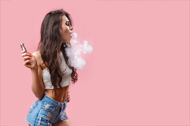 写真 立っているとvaping若いホット女性