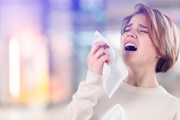 ぼやけた背景に若い病気の女性