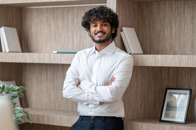 Photo young indian businessman sstanding with arms crossed