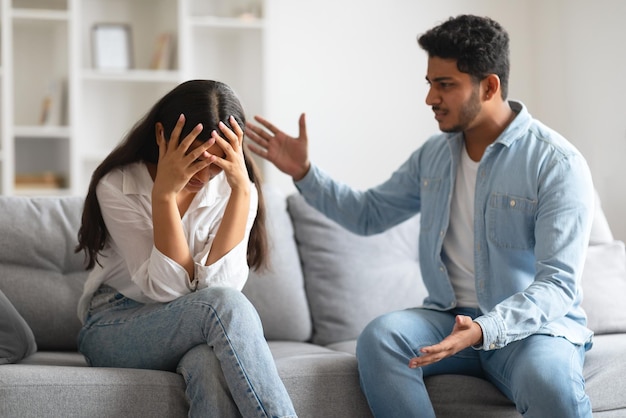 Foto giovane coppia indiana in una discussione tesa a casa