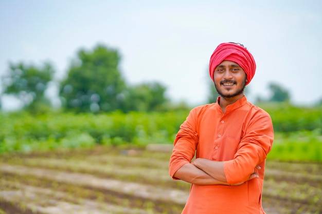 写真 農業分野の若いインドの農民。