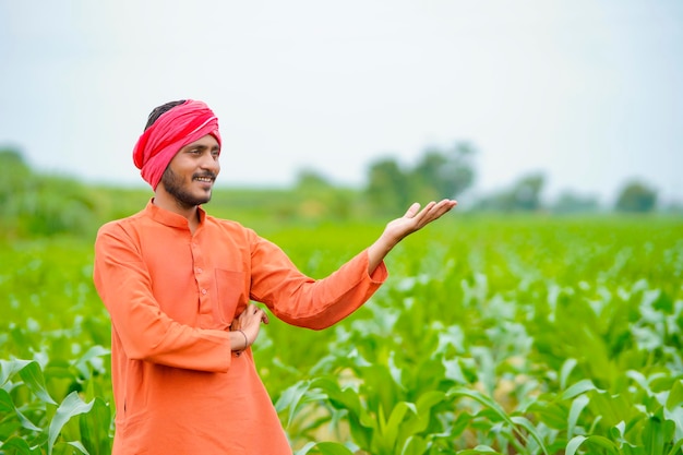 写真 トウモロコシ畑の若いインドの農夫。