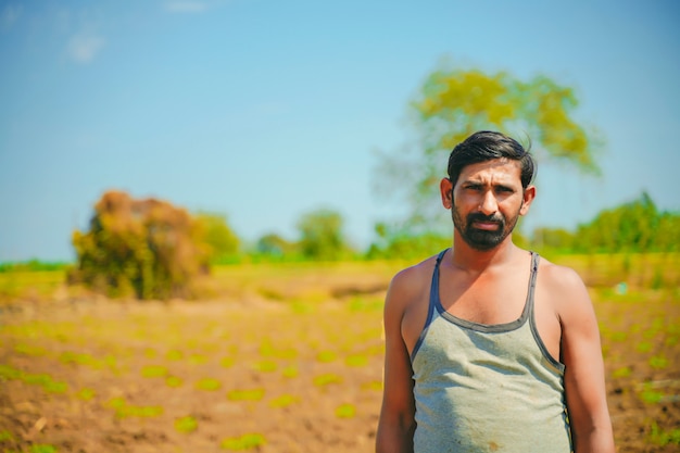 Giovane agricoltore indiano al giacimento della banana