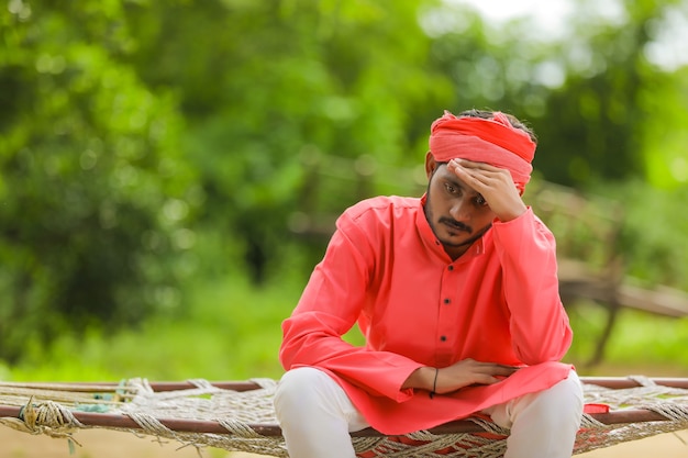 落ち込んでいる若いインドの農民