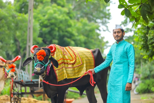 ポーラフェスティバルを祝う若いインドの農民