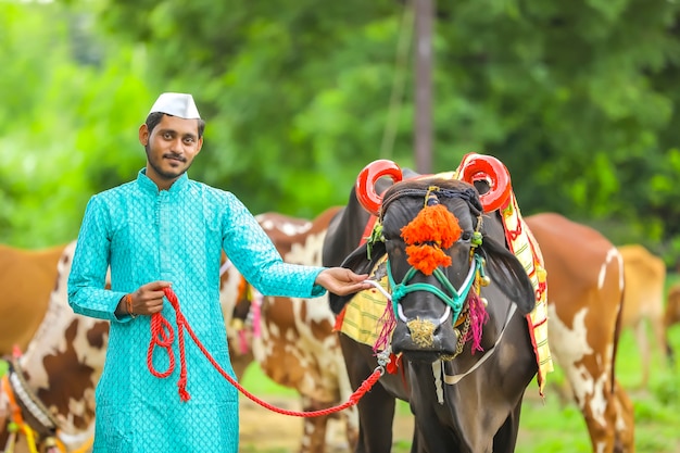 ポーラフェスティバルを祝う若いインドの農民