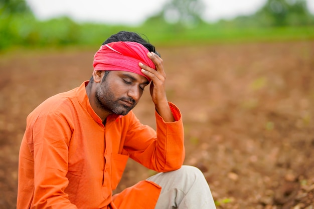 うつ病の若いインドの農夫。