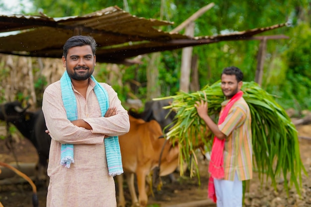 写真 伝統的な服装と表現を与える若いインドの農民