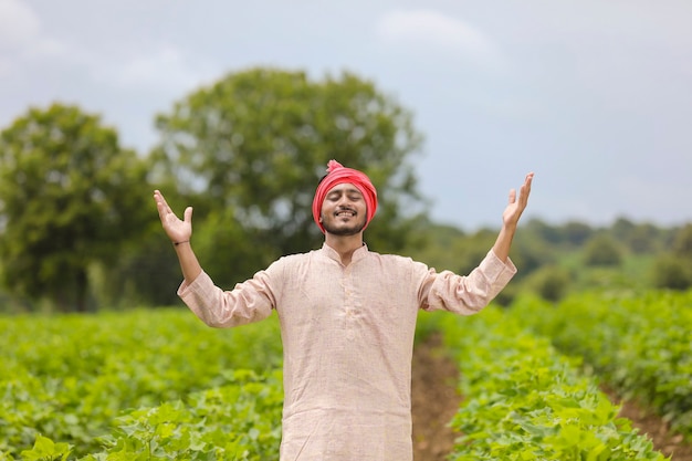 농업 분야에 서 있는 젊은 인도 농부.