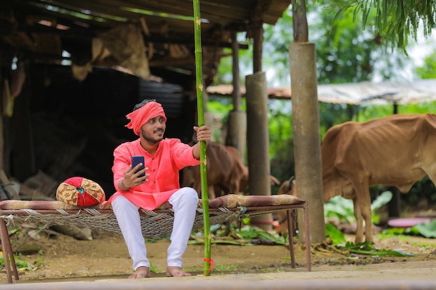 伝統的な衣装を着た若いインドの農夫