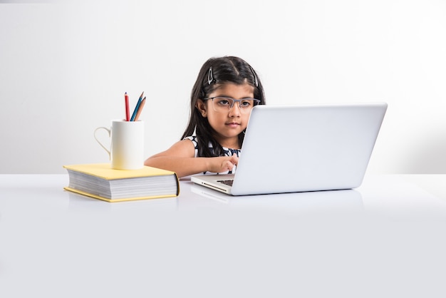 Una giovane ragazza indiana sta frequentando una scuola o un corso online. studia in isolamento perché le scuole sono chiuse a causa del covid-19. ruolo della tecnologia durante il blocco nazionale. imparare a casa concetto in india