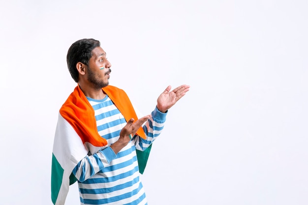 인도 공화국 기념일 또는 독립 기념일을 축하하는 젊은 인도 남자