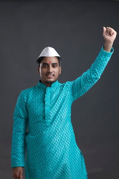 Photo young indian man (pilgrim) in traditional wear.