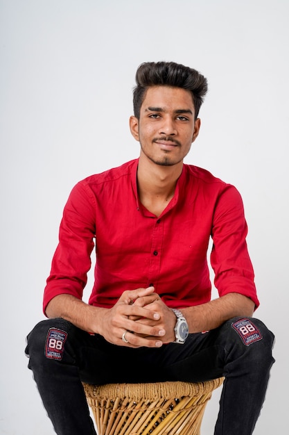 Photo young indian  man showing  expression