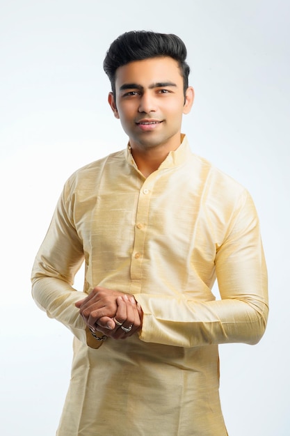Молодой индийский мужчина в традиционной одежде