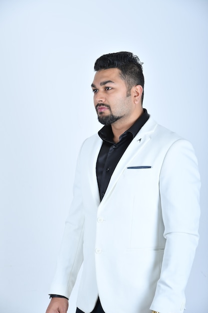 Photo young indian man in white business suite