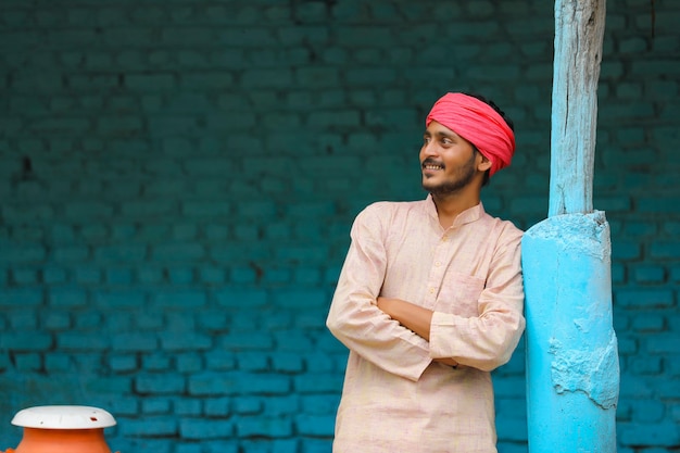 Photo young indian milk man at his farm