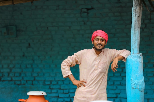 Photo young indian milk man at his farm