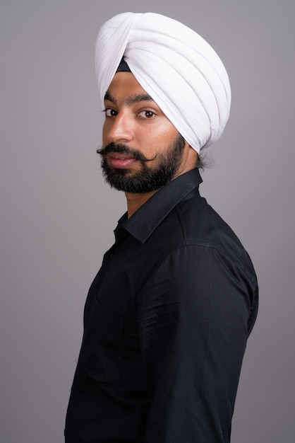 Photo young indian sikh businessman wearing white turban