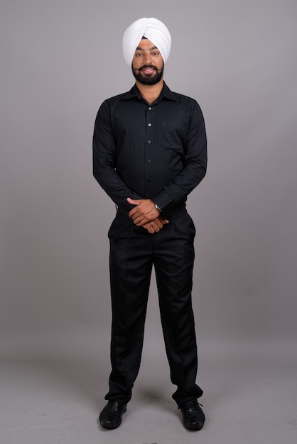 Photo young indian sikh businessman wearing white turban