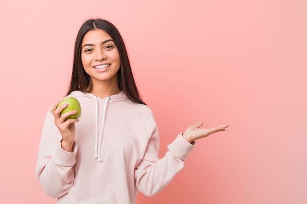 リンゴを食べる若いインド人女性