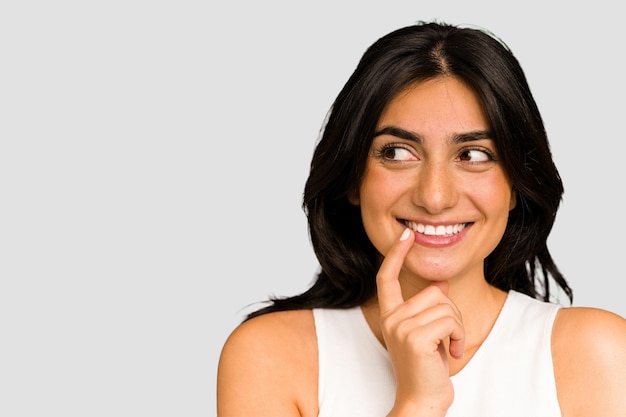 Foto il primo piano del fronte della giovane donna indiana ha tagliato isolato