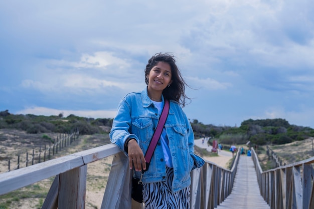 Giovane donna indiana felice in spiaggia