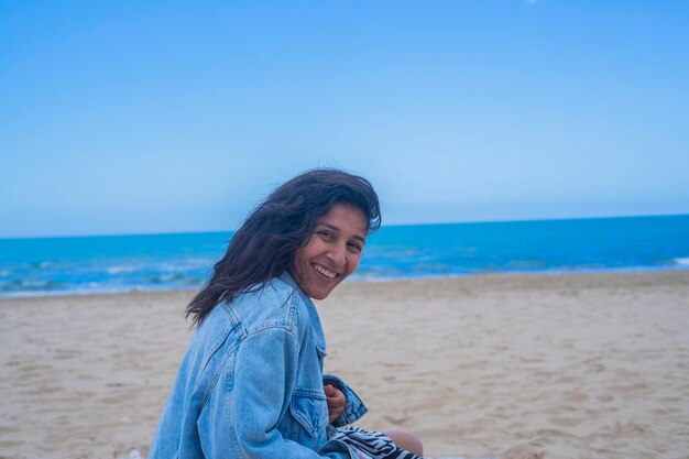 해변에서 행복 한 젊은 인도 여자