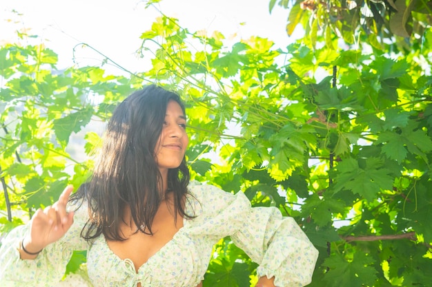 Foto giovane donna indiana felice in campagna