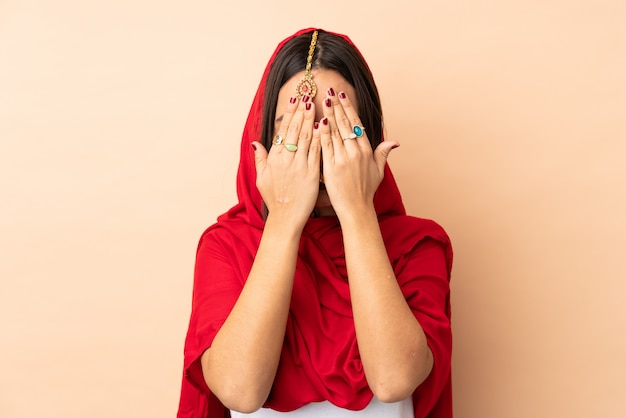 Foto giovane donna indiana sopra la parete isolata