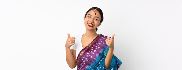 親指を立てるジェスチャーを与える白い背景で隔離の若いインド人女性
